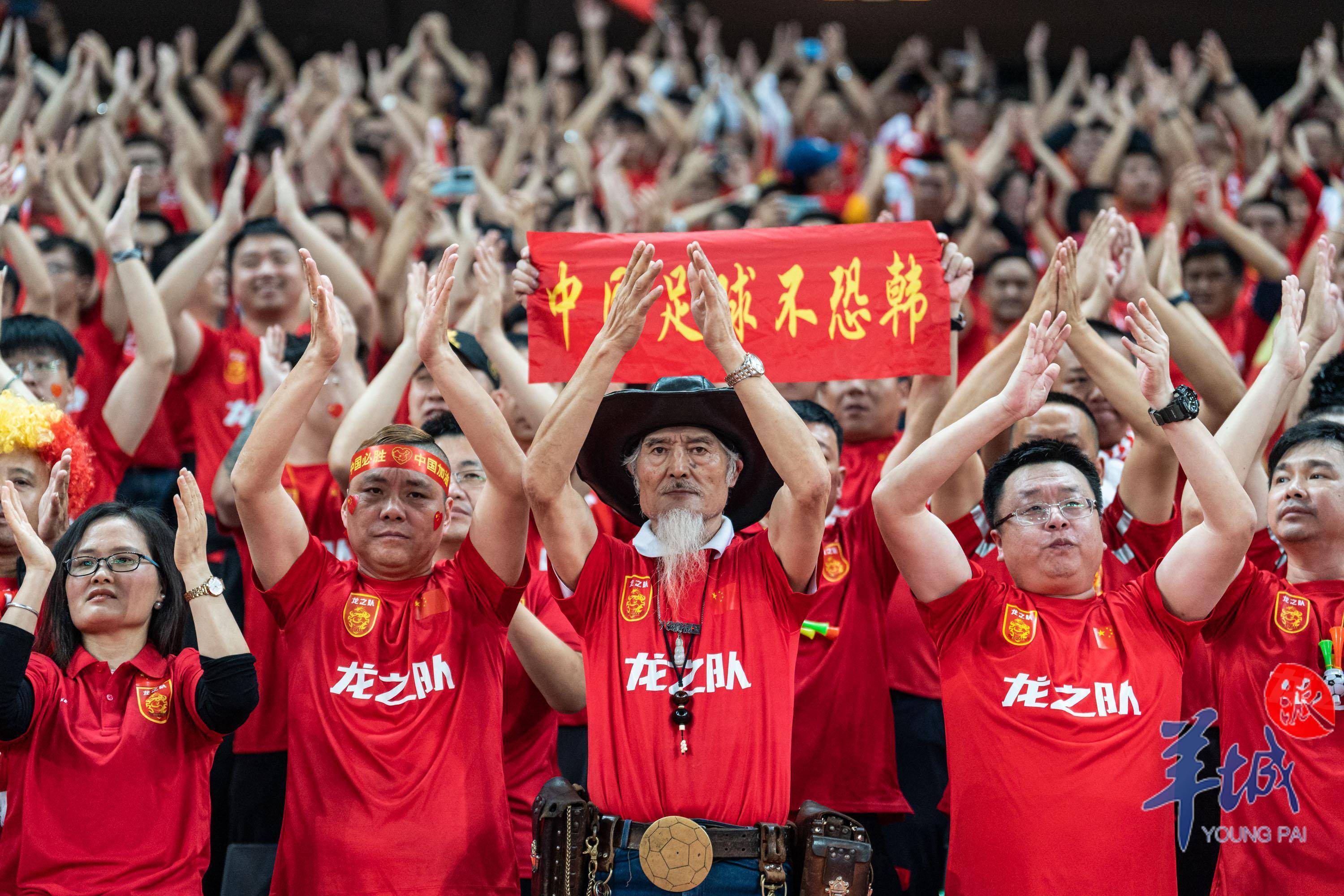 赛场上的精彩瞬间持续燃爆，球迷情绪高涨的简单介绍