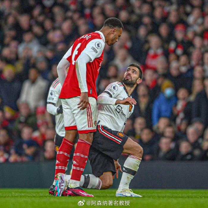 赛场上的精彩瞬间持续燃爆，球迷情绪高涨的简单介绍