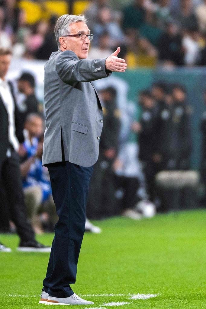 热门球队主教练因伤病原因缺席重要比赛，球队陷入危机