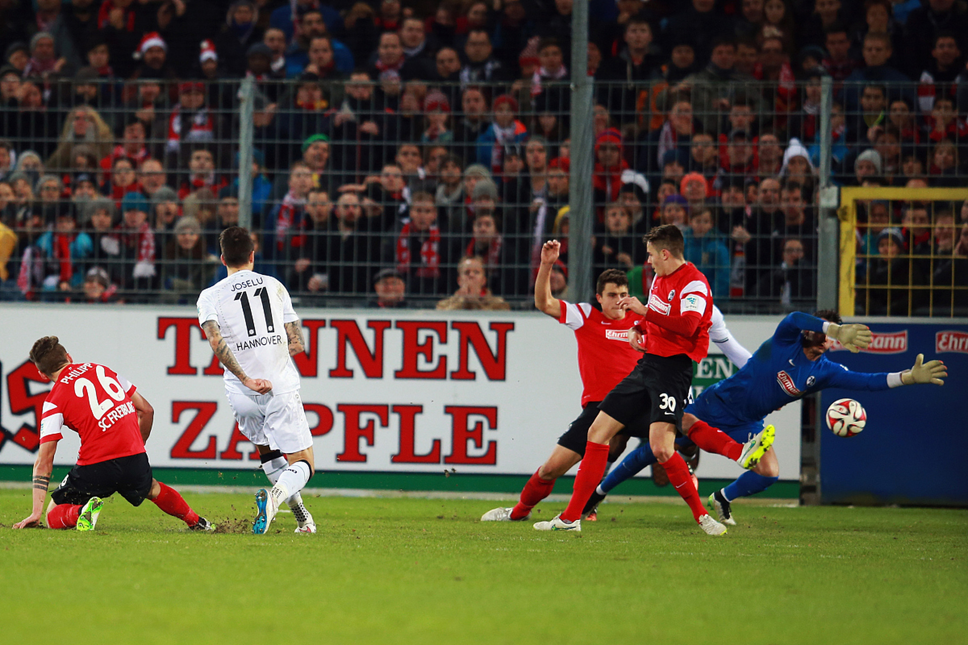 风雨同舟：奥格斯堡主场击败弗赖堡稳固中游地位的简单介绍