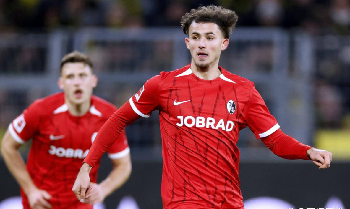 风雨同舟：奥格斯堡主场击败弗赖堡稳固中游地位的简单介绍