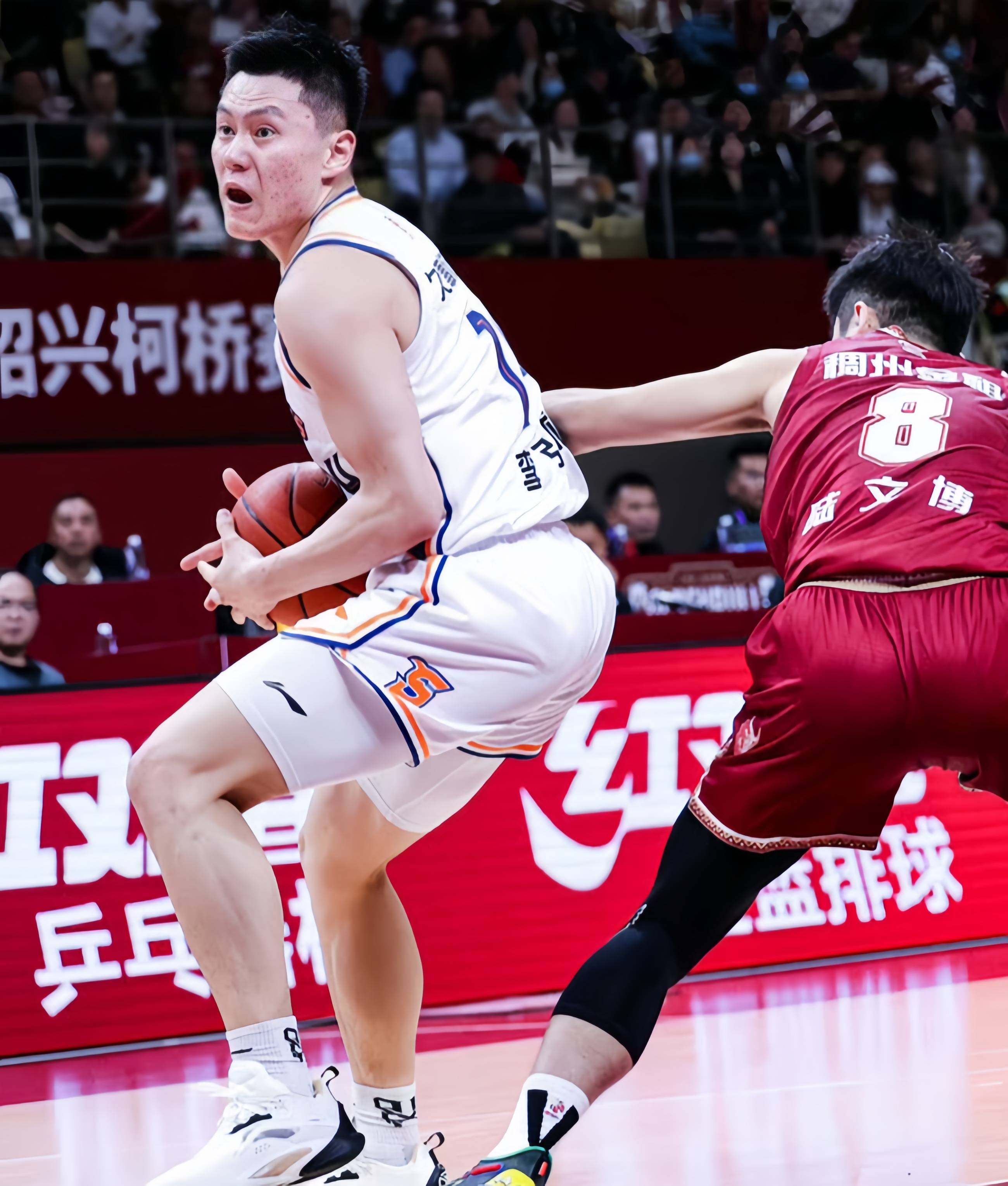 河南男篮在比赛中表现出色,赢得掌声 河南男篮在比赛中表现出色,赢得掌声