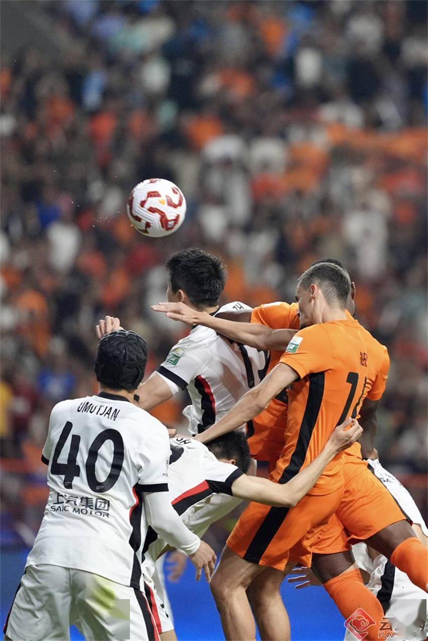 云南队在比赛中表现出极强攻势,成功压倒对手 云南队在比赛中表现出极强攻势,成功压倒对手