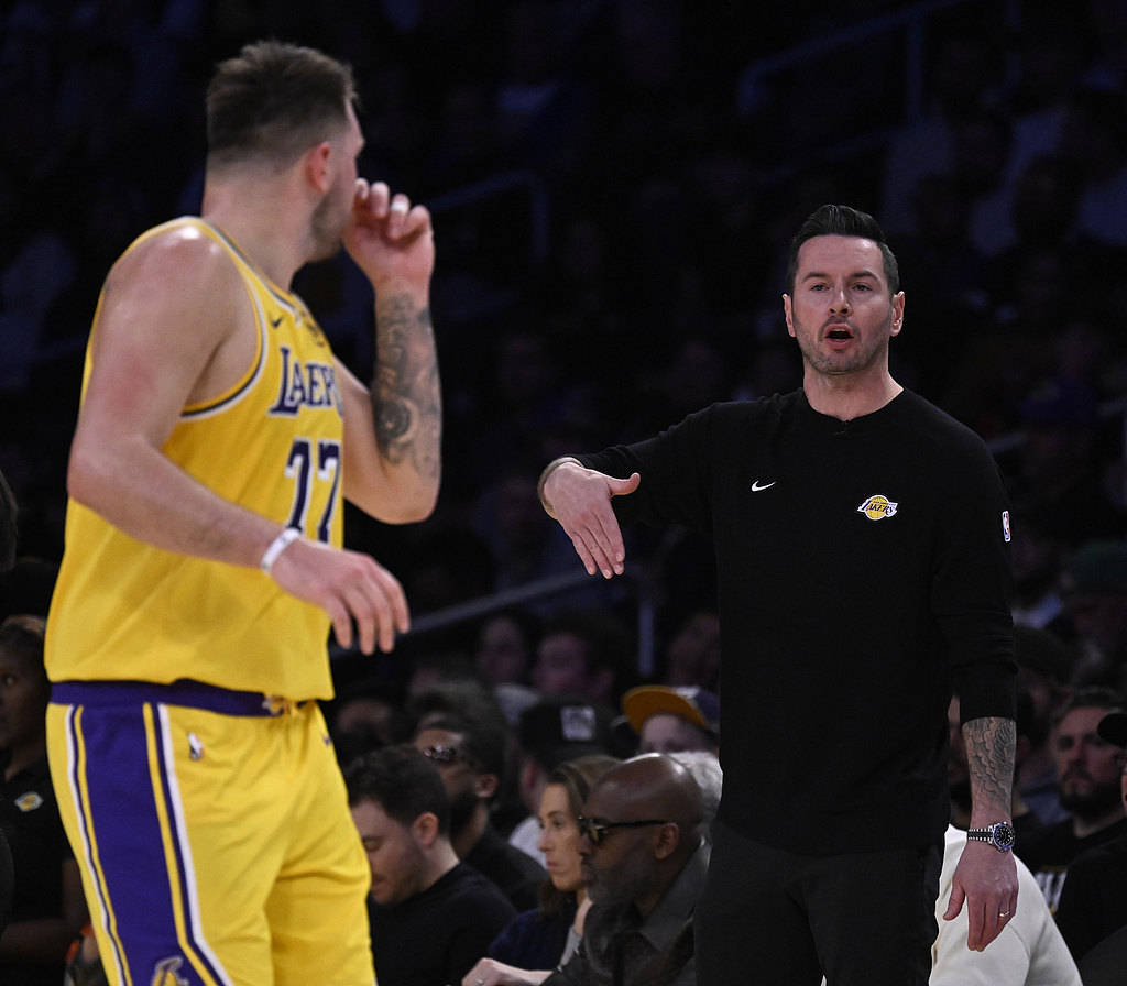 佩林卡主教练带领球队在比赛中大获全胜的简单介绍