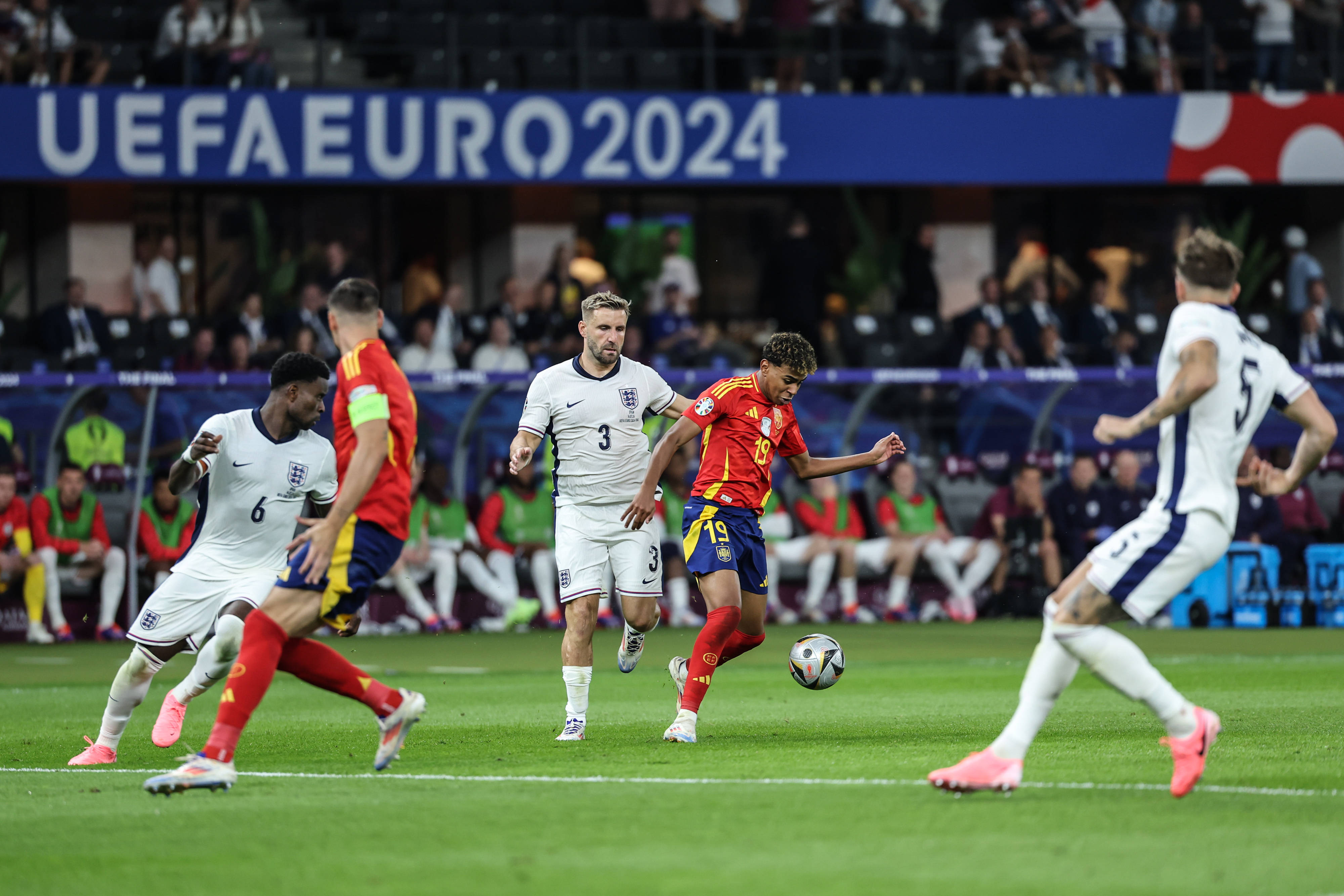 关于欧洲杯预选赛场面激烈，选手们全力争取最佳成绩的信息