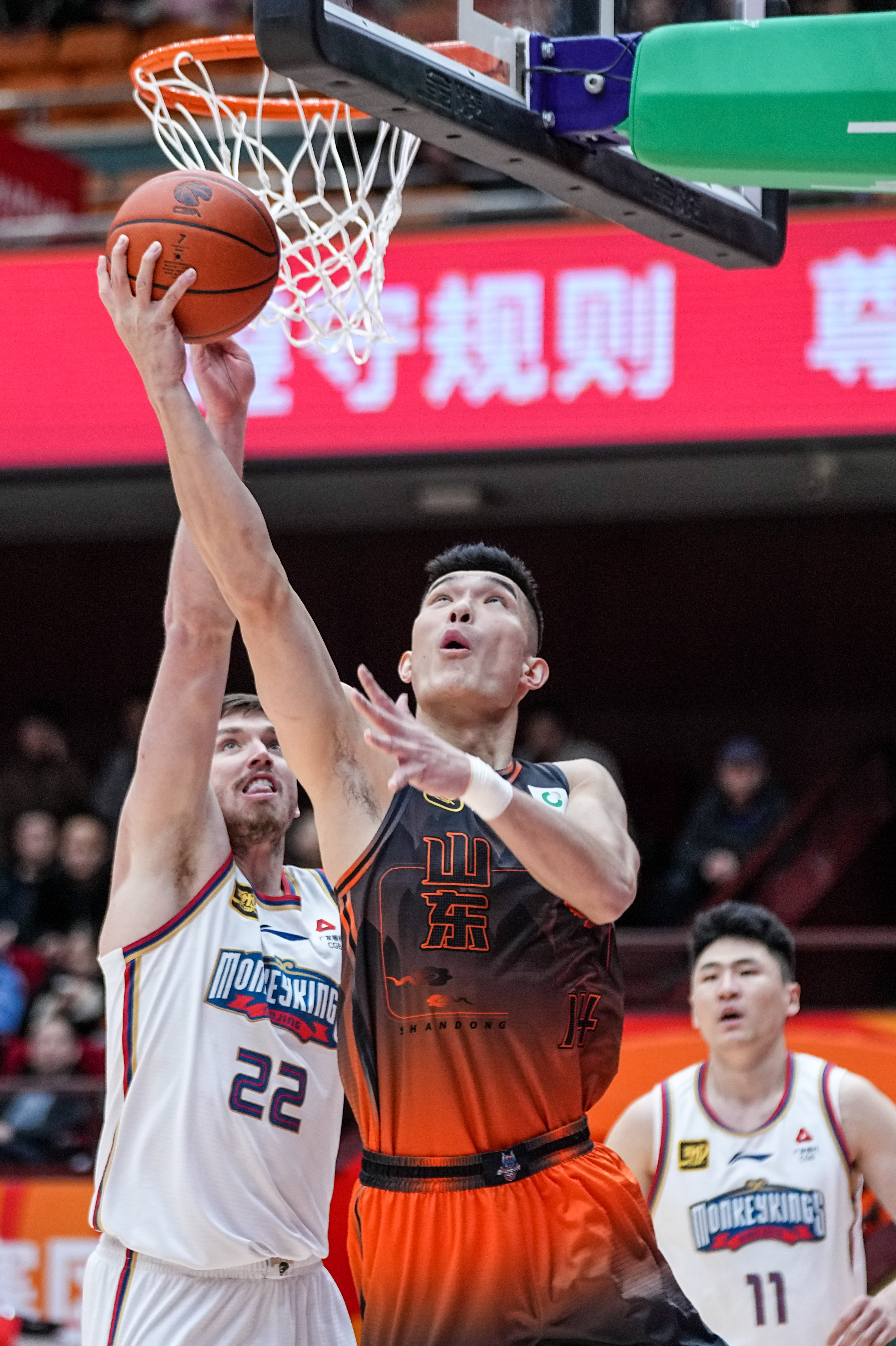 战术运用巧妙，场上球员斗志昂扬