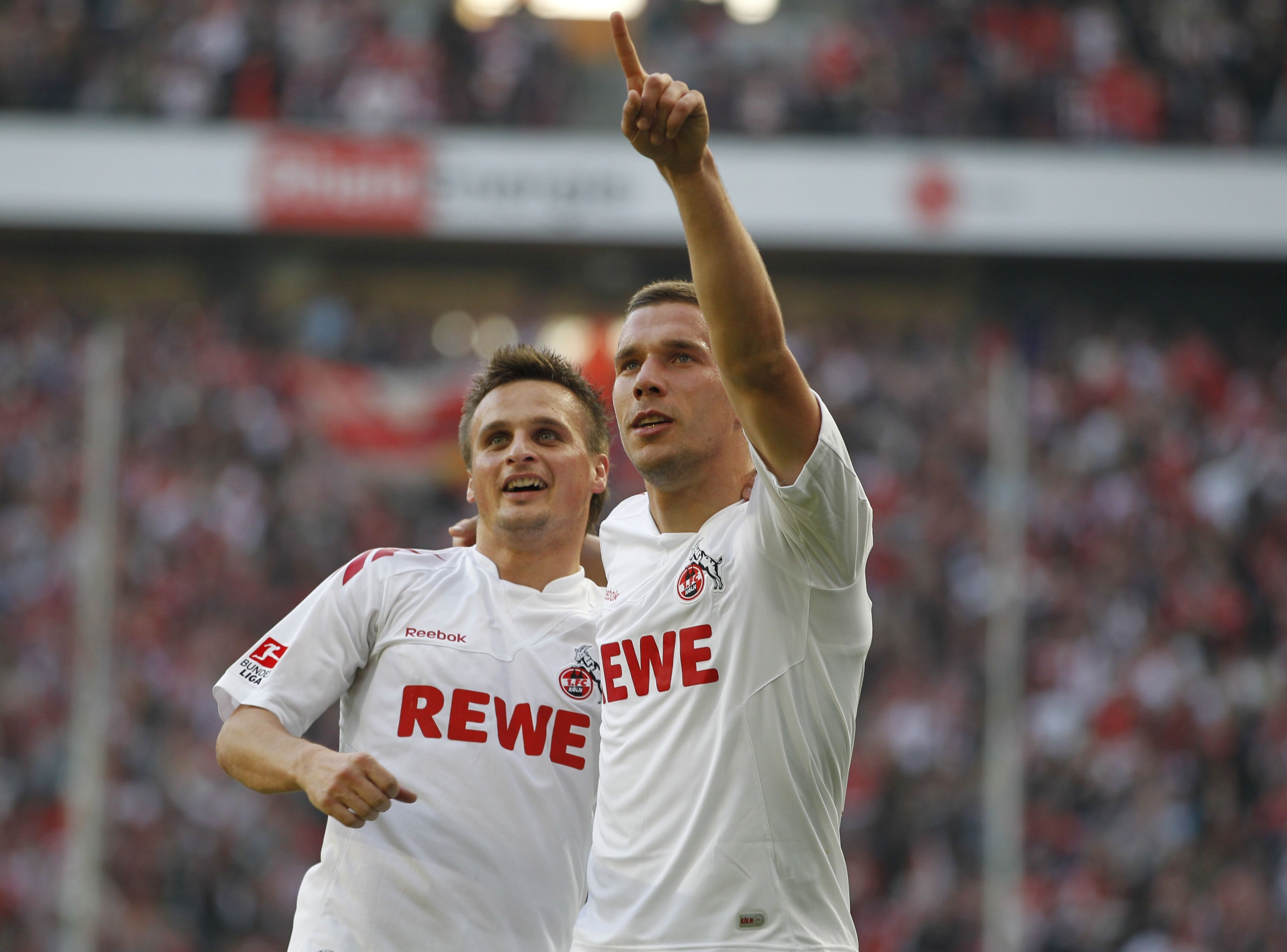 包含波兰国脚备战备受限制，教练组加紧备战的词条