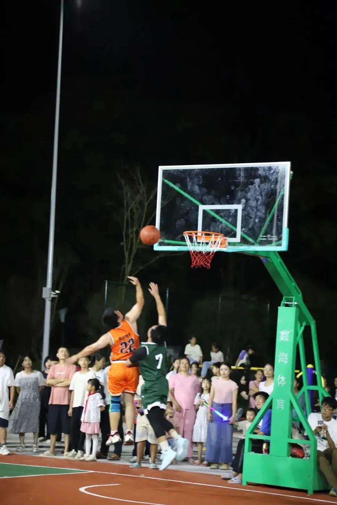 体育赛事现场的气氛热烈高涨,精彩连连 体育赛事现场的气氛热烈高涨,精彩连连