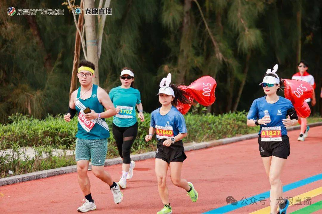 体育赛事现场的气氛热烈高涨,精彩连连 体育赛事现场的气氛热烈高涨,精彩连连