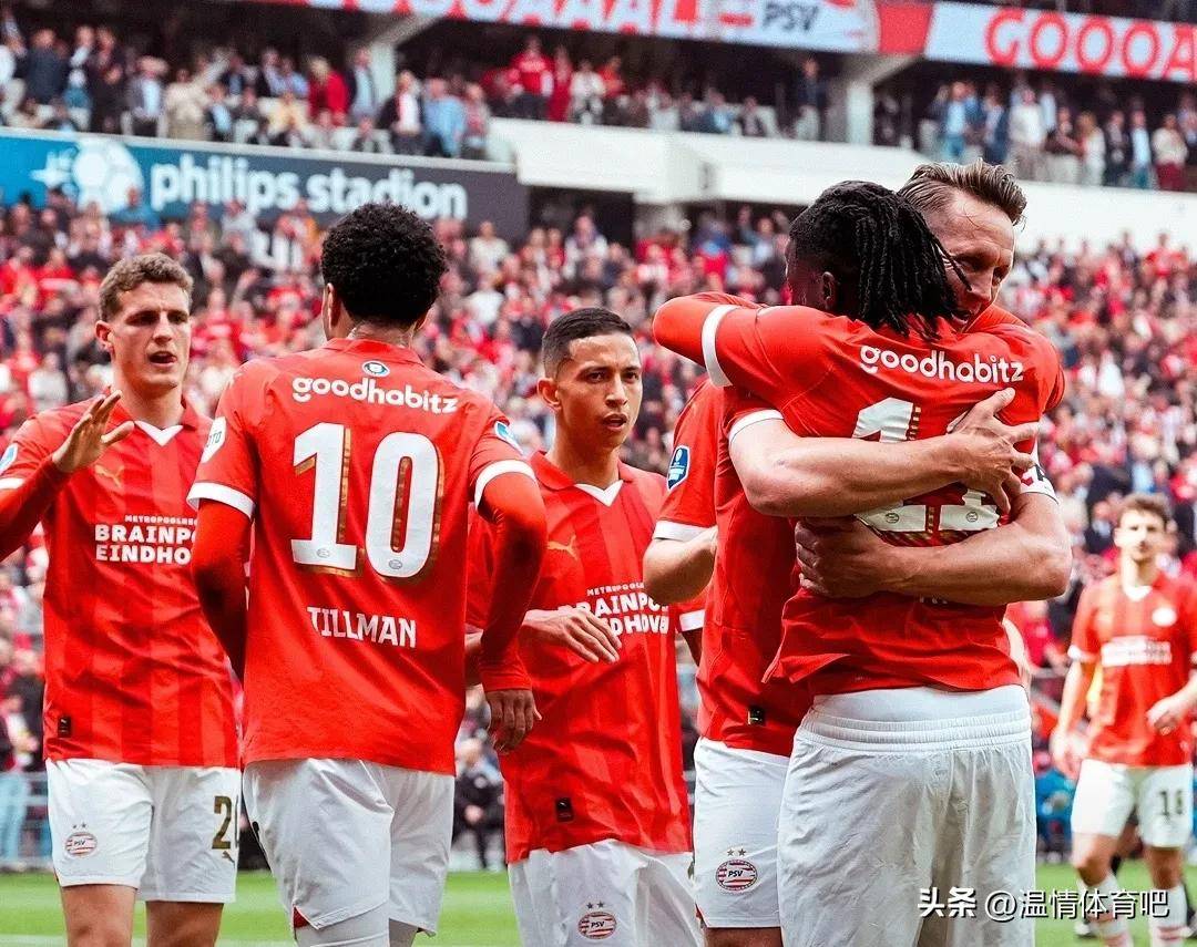 关于阿贾斯客场险胜，荷甲球队跻身联赛争冠行列的信息