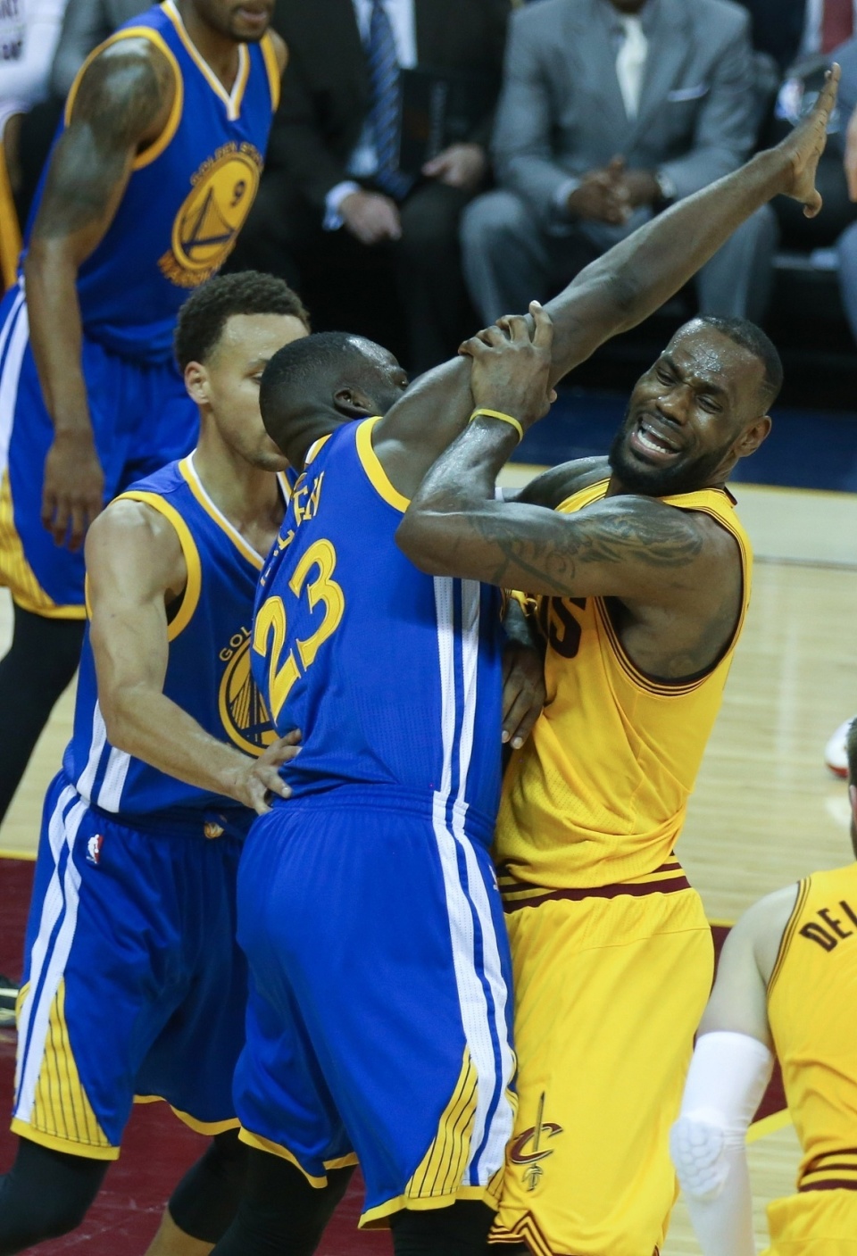 包含詹姆斯携手老友共同参加篮球慈善赛的词条