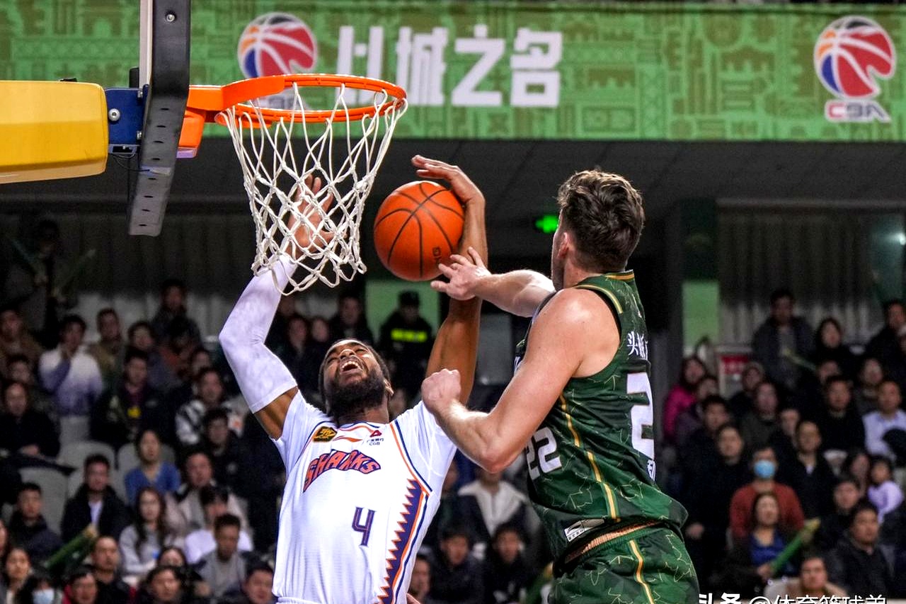 上海男篮在比赛中轻松击败对手 上海男篮在比赛中轻松击败对手