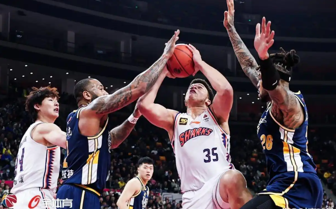 上海男篮在比赛中轻松击败对手 上海男篮在比赛中轻松击败对手