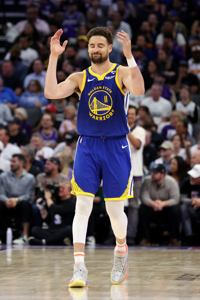 篮球巨星在关键时刻挺身而出,带领球队获胜 篮球巨星在关键时刻挺身而出,带领球队获胜