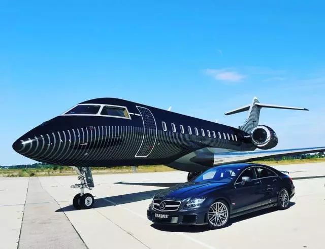 足球明星私人飞机曝光，引发舆论热议