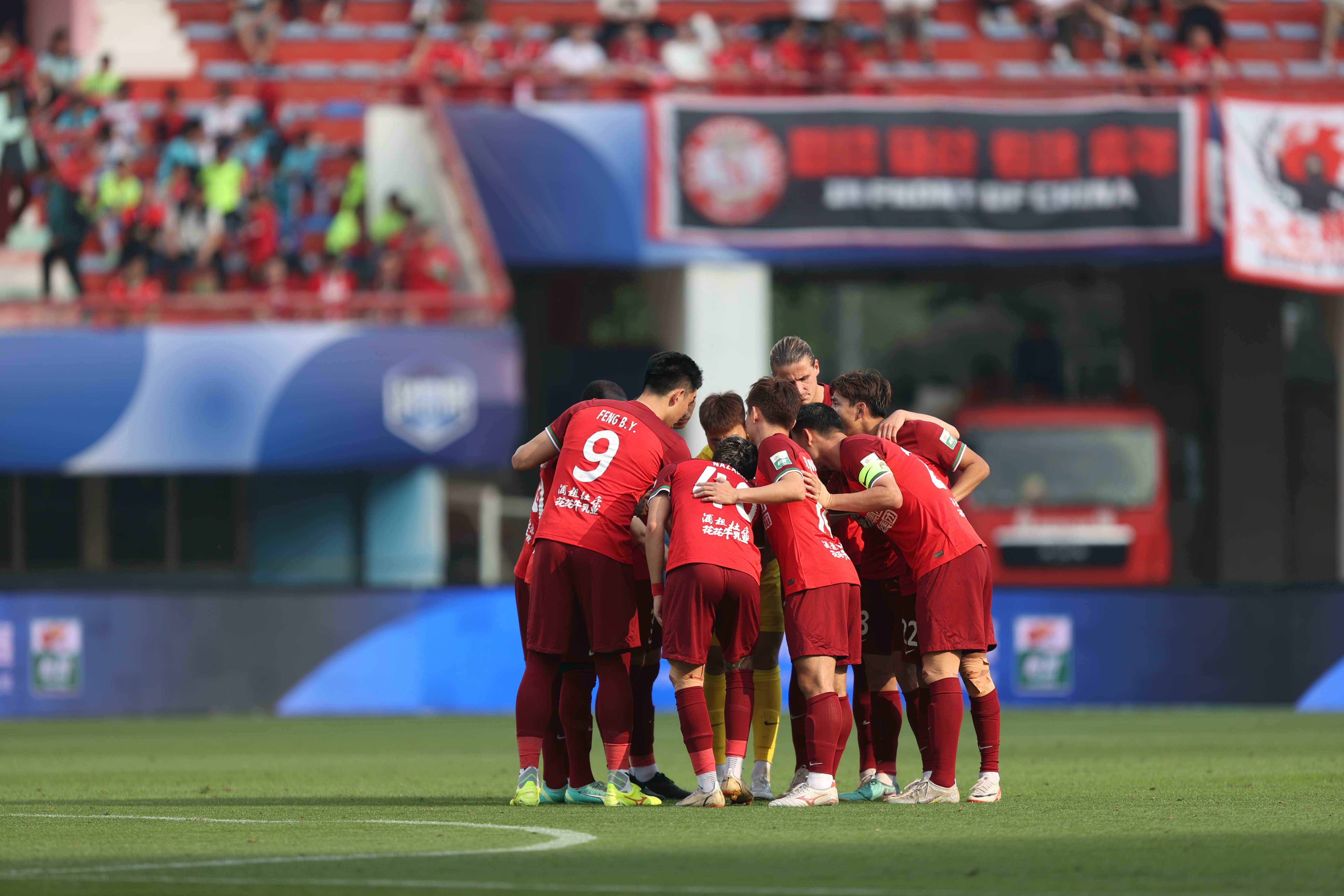 关于足球比赛现场气氛火爆,球迷热情支持的信息 关于足球比赛现场气氛火爆,球迷热情支持的信息