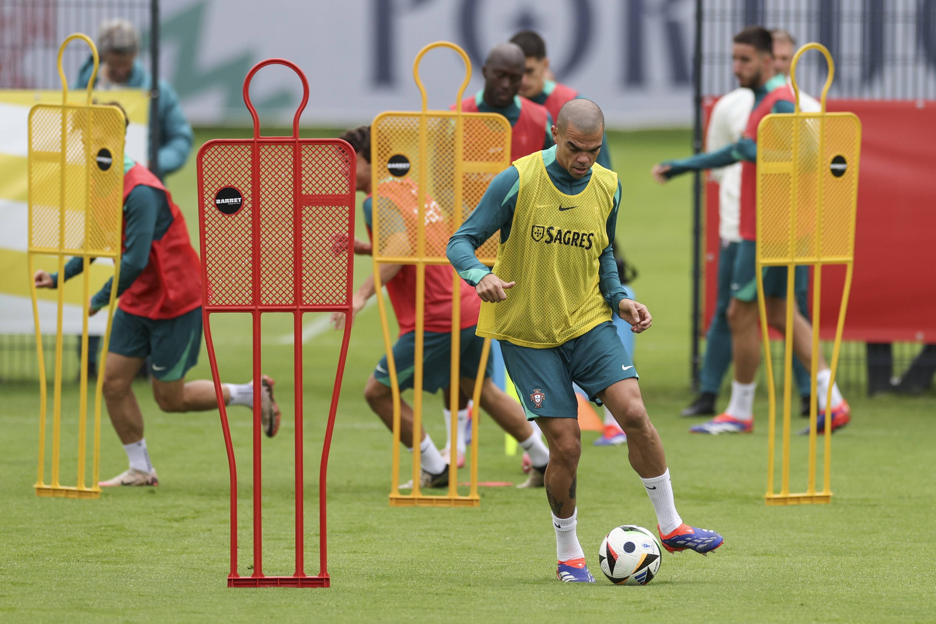 葡萄牙球员在比赛中表现出色，荣膺最佳射手