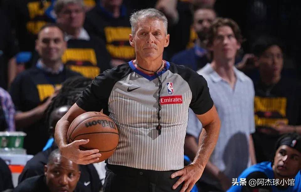 争议判罚引争议，裁判风波不断