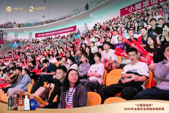 比赛现场火爆,观众欢呼不断 比赛现场火爆,观众欢呼不断