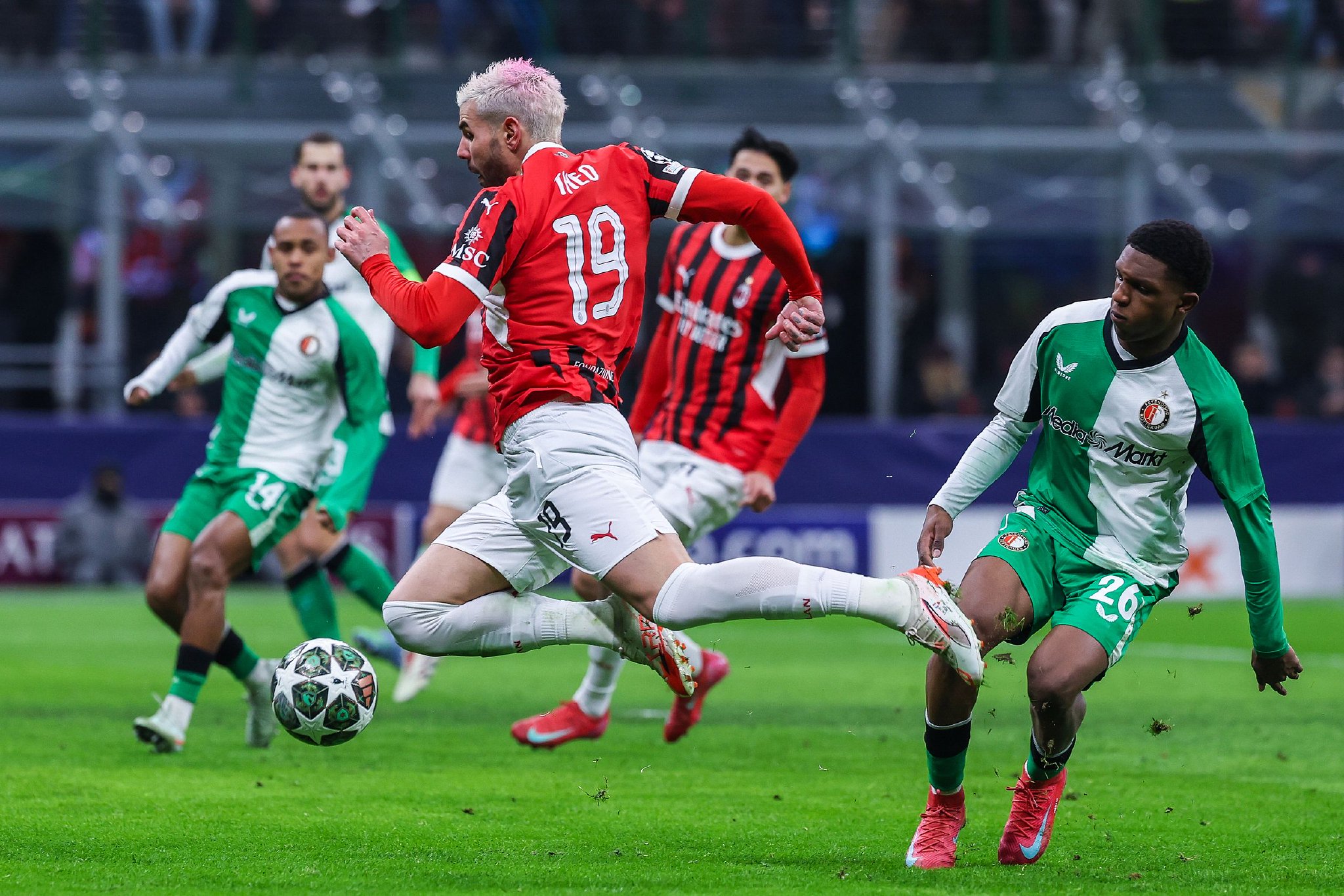 欧预赛比赛场上球员空前绝后，令人惊叹的简单介绍