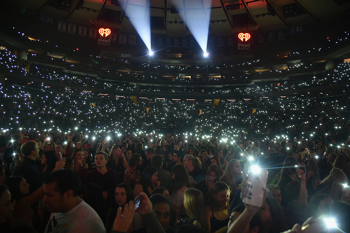华盛顿球迷支持球队，欢呼胜利来临的简单介绍