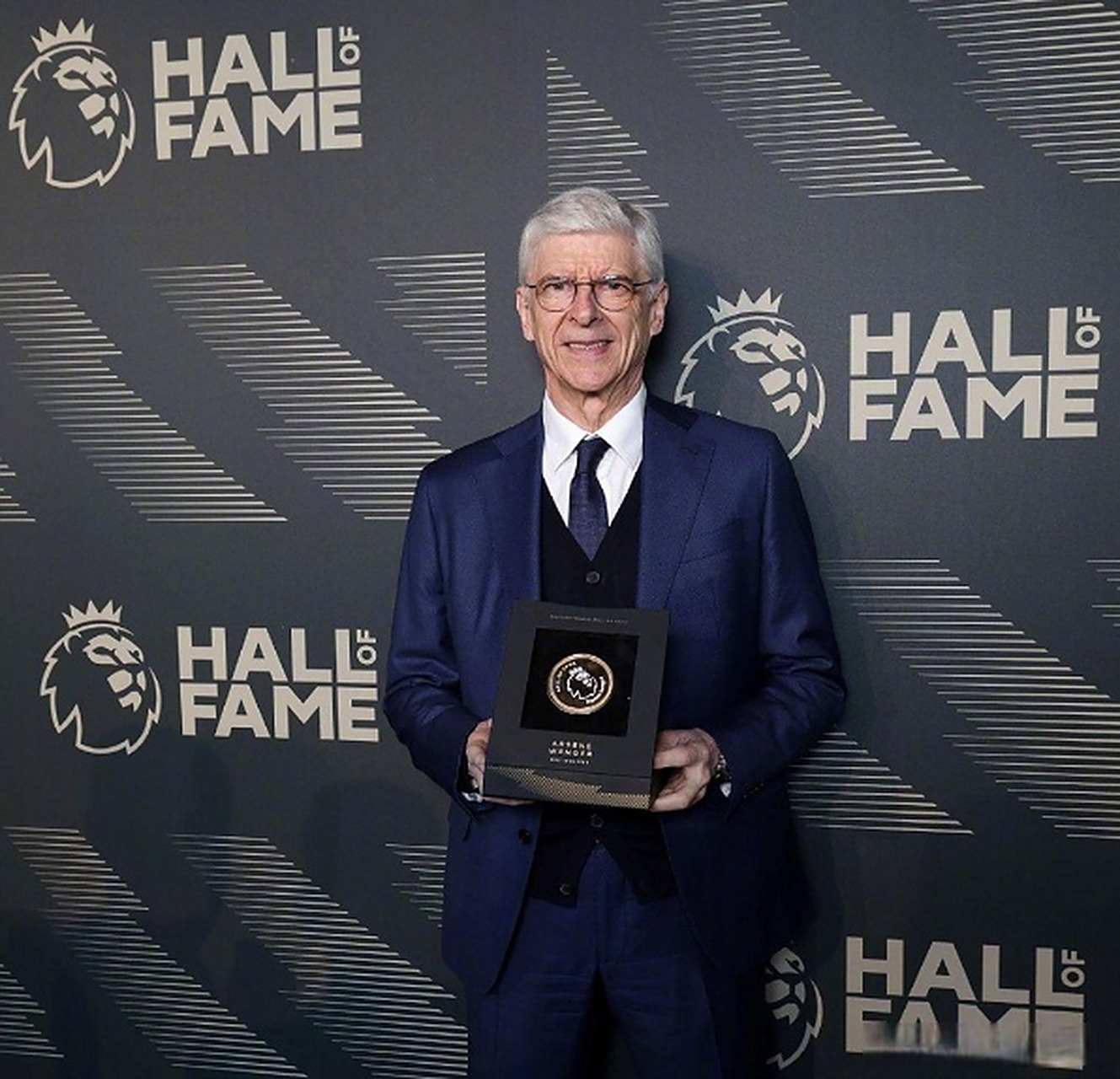 包含阿森纳后防惨遭溃败，温格执教或遭质疑的词条