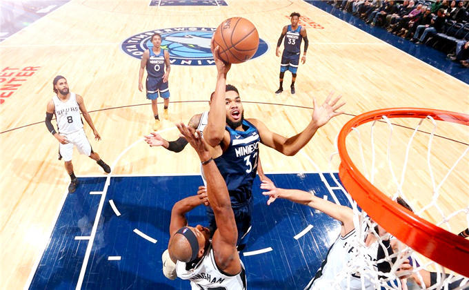 狼队客场落败,陷入连败泥沼 狼队客场落败,陷入连败泥沼