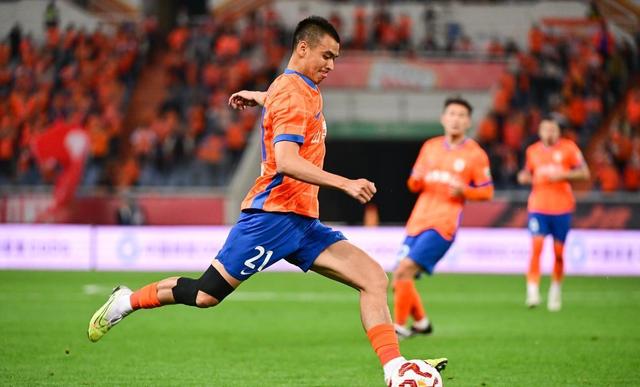 天津泰达队破解对手防线取得进球 天津泰达队破解对手防线取得进球