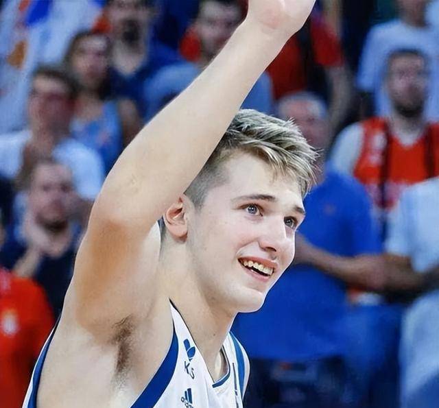 乌克兰女足集体庆祝获胜呼声高涨 乌克兰女足集体庆祝获胜呼声高涨