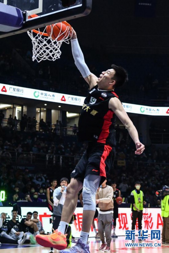 关于全明星赛火热开战，明星球员飞身扣篮惊艳全场的信息