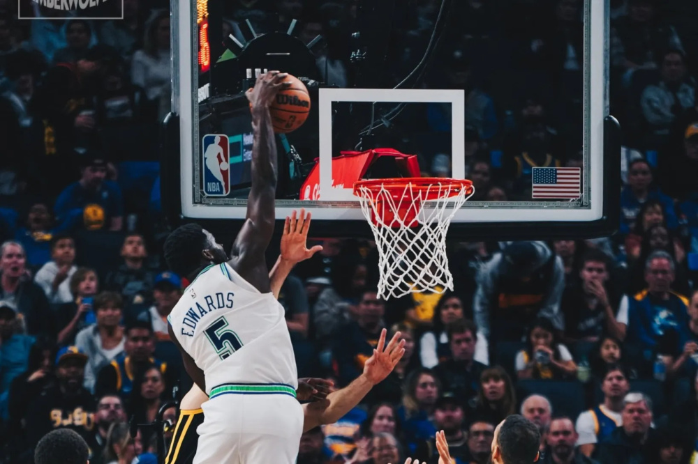 关于全明星赛火热开战，明星球员飞身扣篮惊艳全场的信息