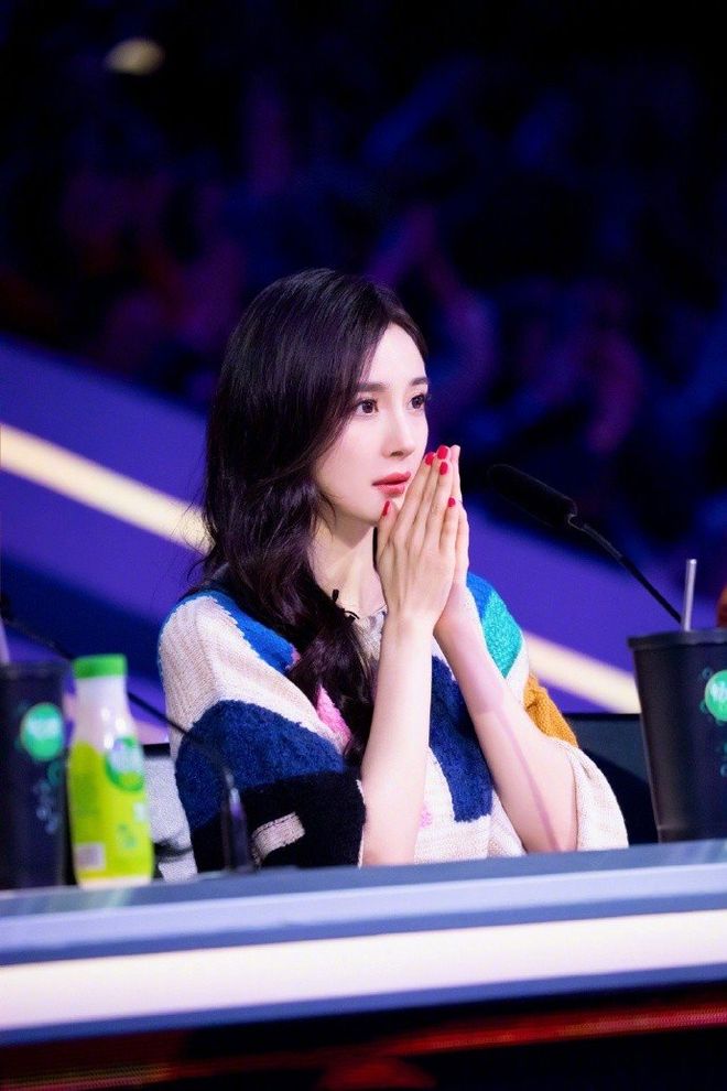 某队年轻新星亮相，成为全场焦点