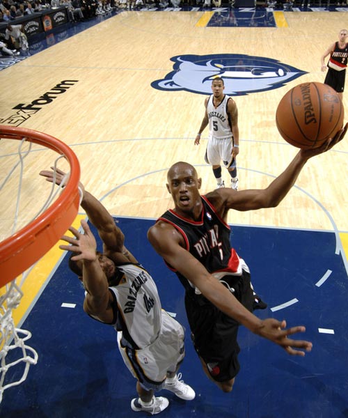 开拓者力克老鹰,小加索尔关键时刻上篮得手 开拓者力克老鹰,小加索尔关键时刻上篮得手