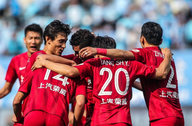 上港队豪取六连胜，领跑中超积分榜